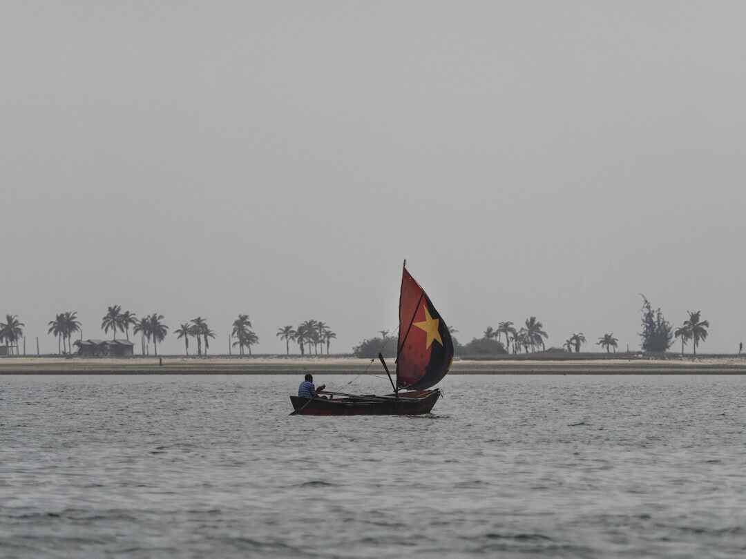 Barco com Bandeira MPLA - Baía do Mussulo, Luanda, Angola